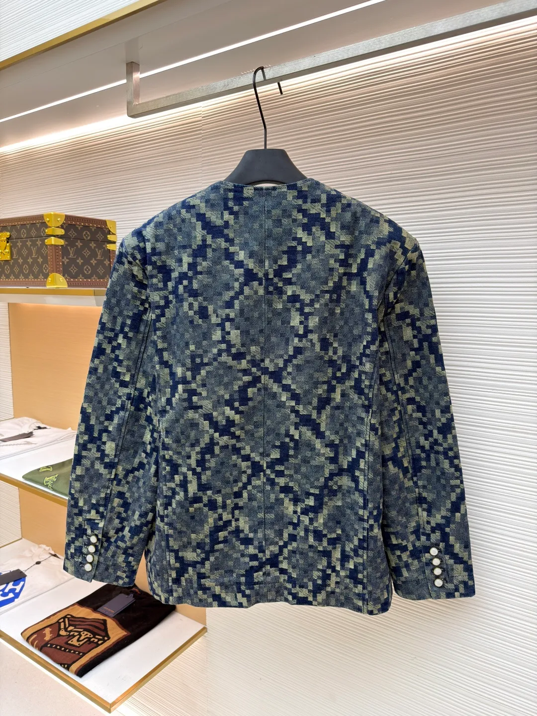 LOUIS VUITTON snake-print denim jacket ●Original version: purchased and developed by 27296 ●Item number: 1681014-C20 ●Fabric: denim fabric ●Technology: Distressed production ●Version: fitted version ●Weight: about 1375 grams ●Size: 46-48-50-52 ●Description: Customized Snakoflage denim for the spring and summer show will be Pharrell The Damoflage pattern written by Williams is transformed into a pixel-effect snake jacquard. The customization cycle is 25 days. The whole body is fixed and counter-cut, including the back pocket splicing, which is fully aligned with the body. It is made of artificial pearls with a pure copper distressed base. The leather tag on the back waist is made of suede and has a high-temperature embossed checkerboard Fei Dong logo. The overall wiring is straight and delicate, the fabric is comfortable and soft, and the color is consistent without color difference. It can be matched with the same style to create a fashionable look and control various occasions. Customized accessories, complete with three standards, same style for men and women!